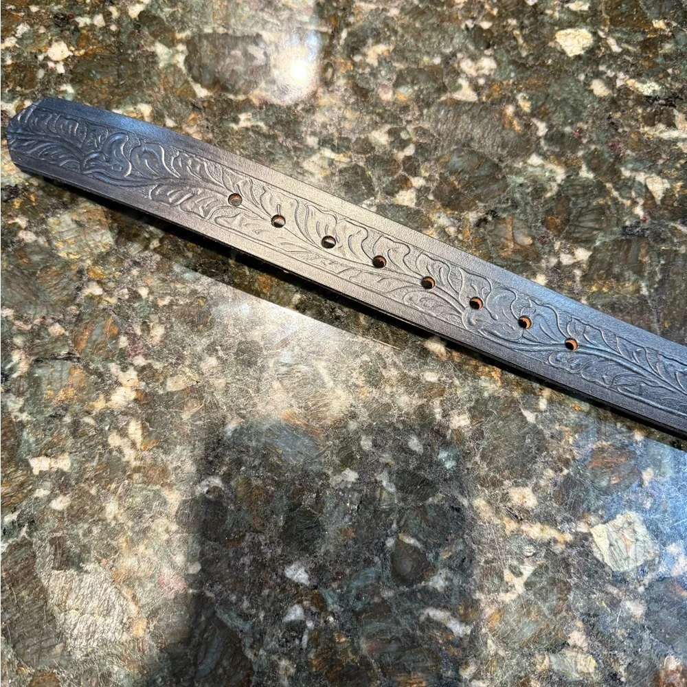 Siskiyou Vintage 1995 Bear Baw Silver‎ Belt Buckle Black Leather Belt 41”